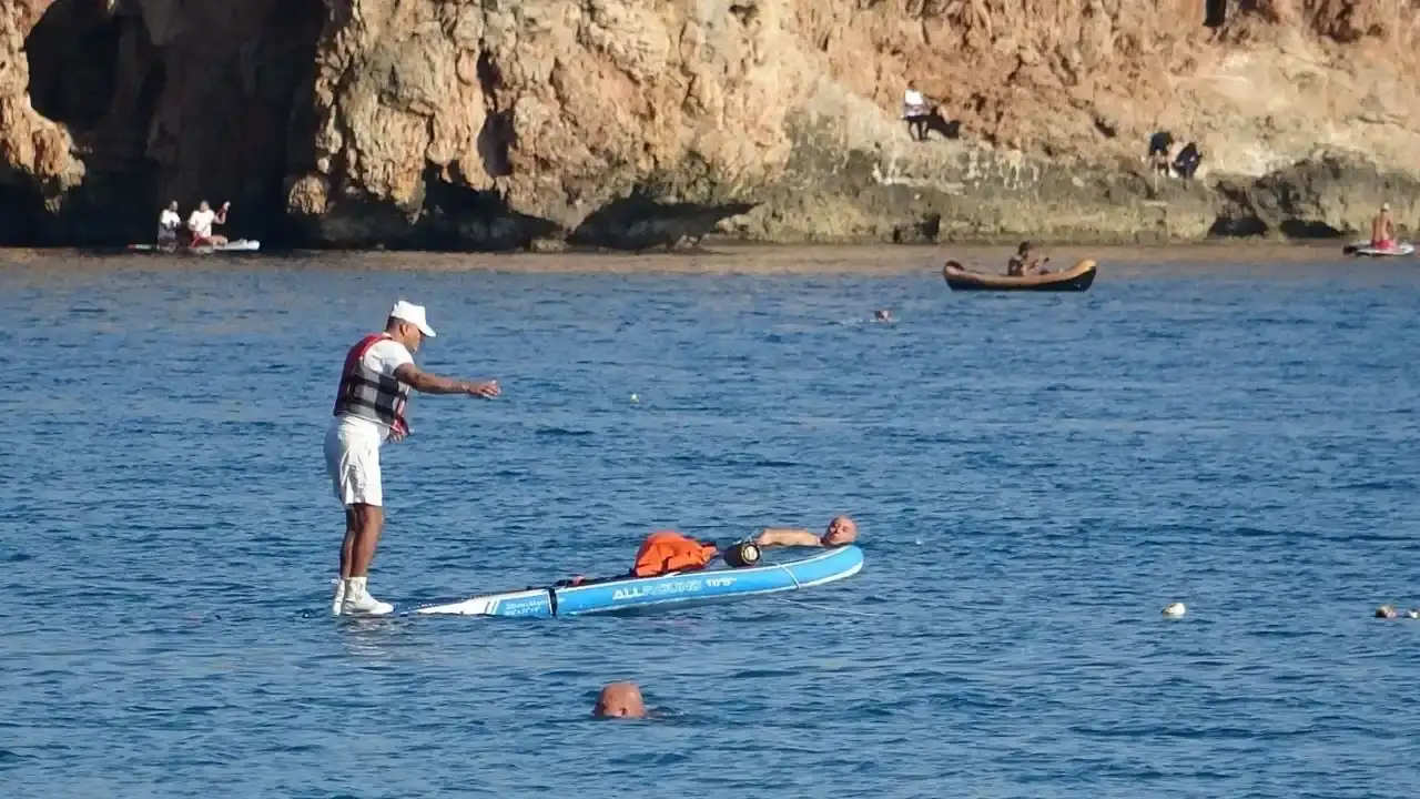 Antalya'da Beydağları'nın Karlı Gölgesinde Denize Girdiler 6
